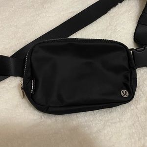 Lululemon Everywhere Belt Bag 1L in Black